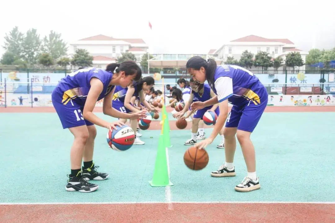 老年人如何安全地进行篮球接球训练?_2